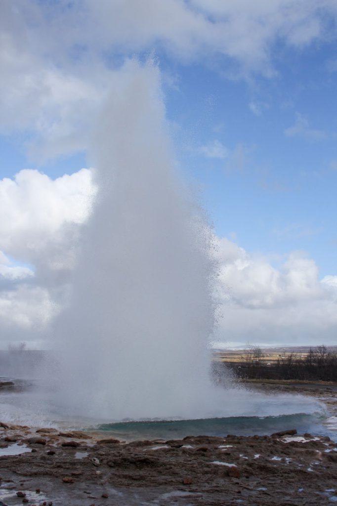 Geyser en éruption à Geysir en Islande