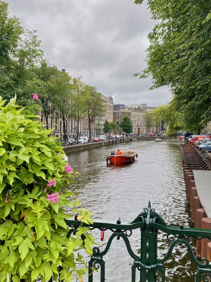 Bateau sur un canal à Amsterdam