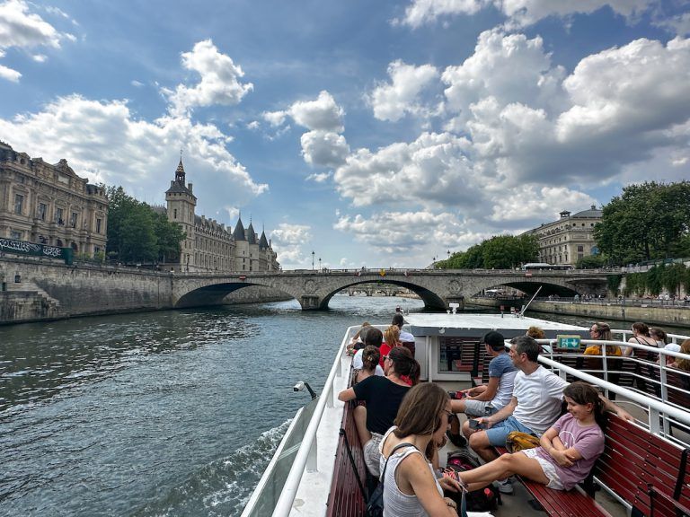 Bateau de croisière sur la Seine qui se dirige vers un pont