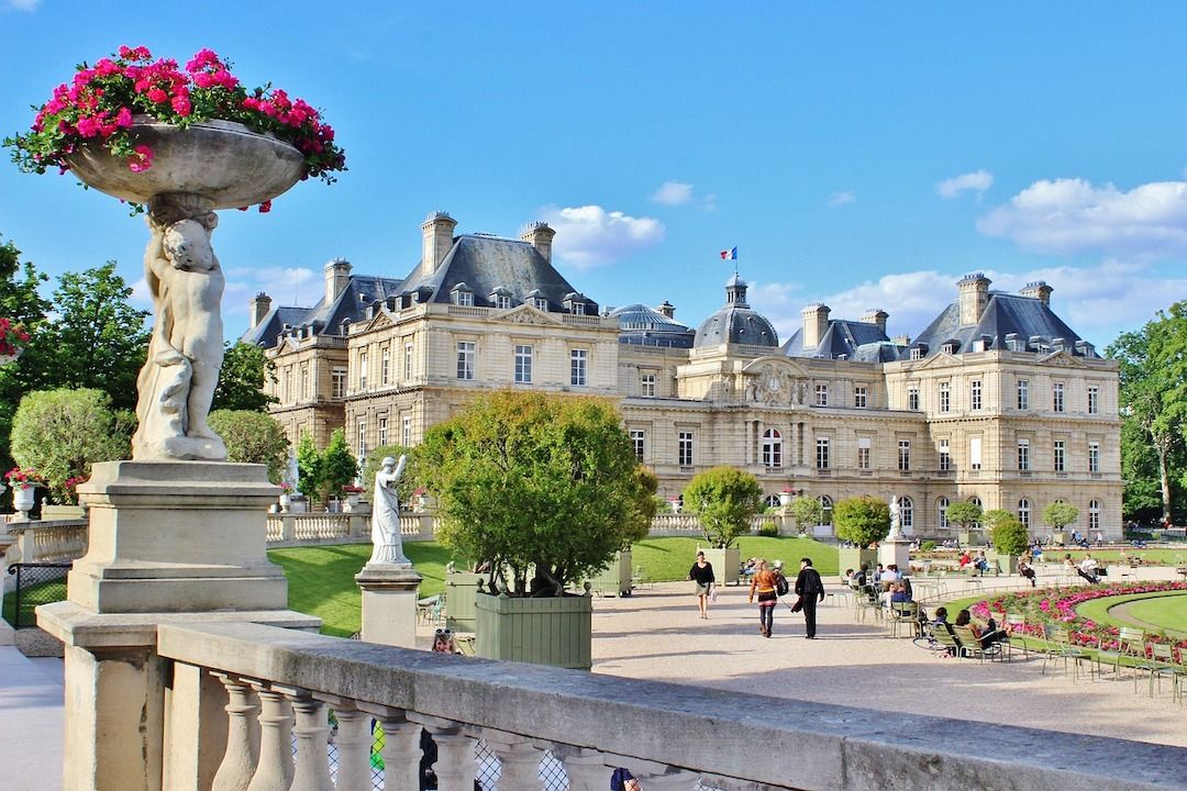 Jardin du Luxembourg avec le palais en arrière plan à Paris