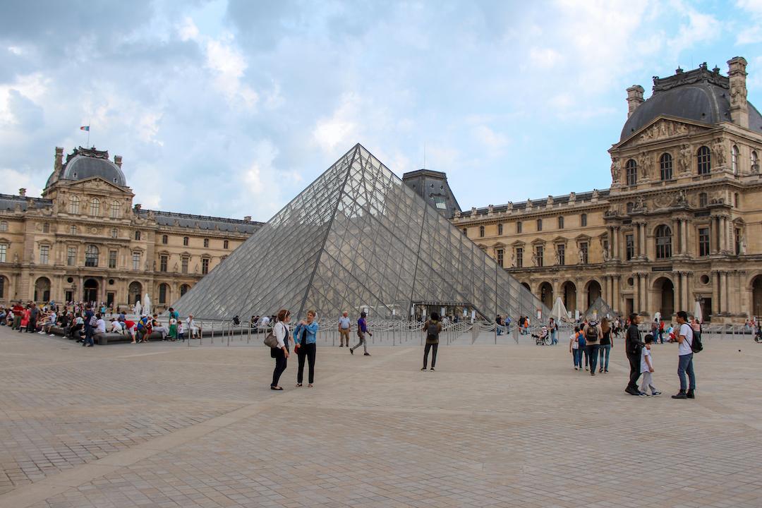 Pyramide du Louvre à Paris