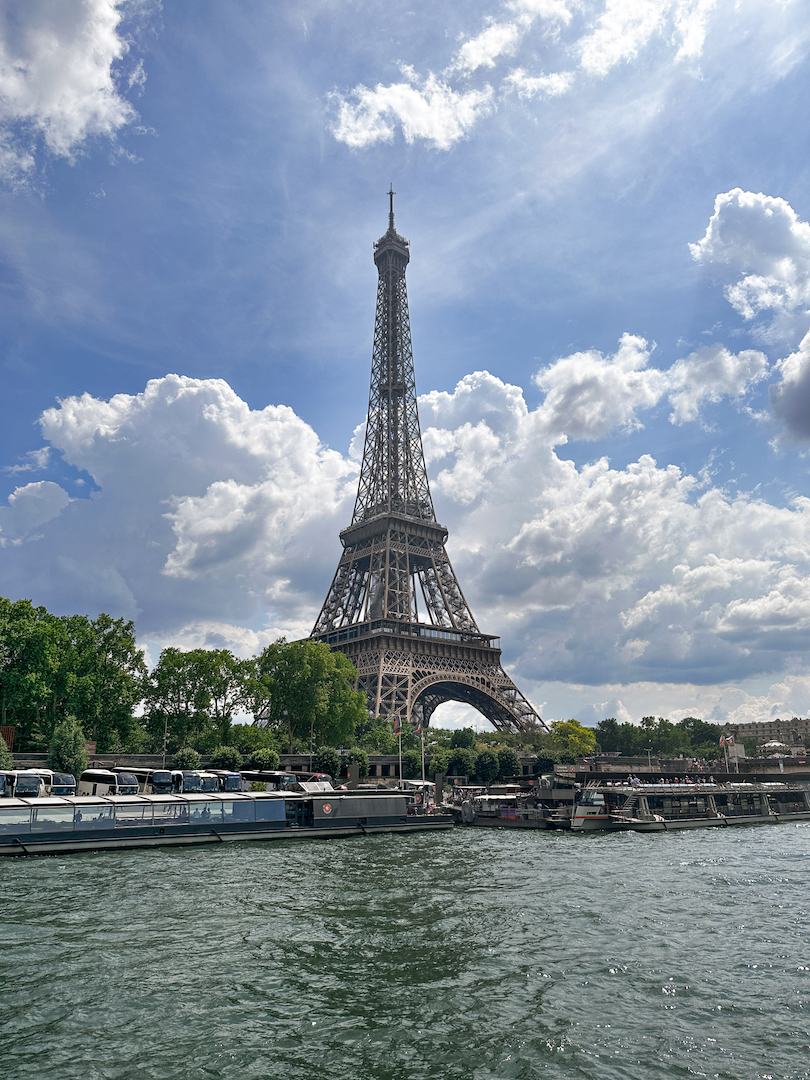 Tour Eiffel à Paris avec la Seine en premier plan