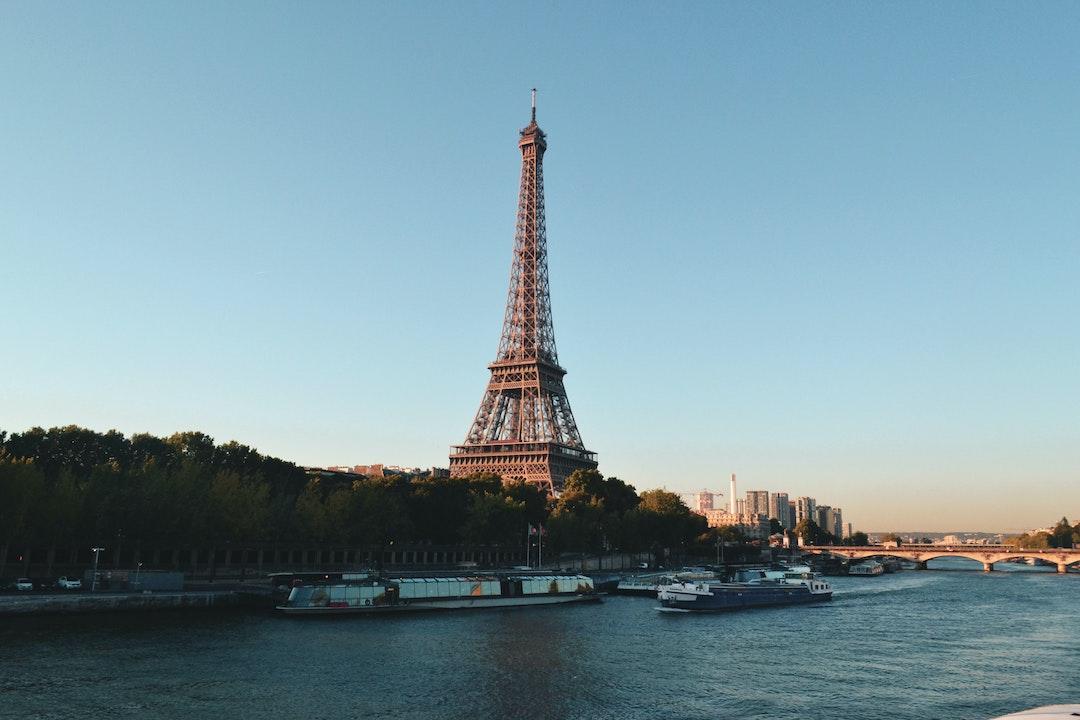 Tour Eiffel avec la Seine en premier plan