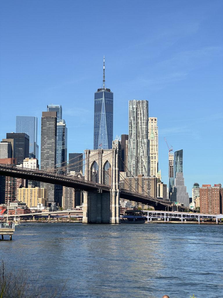 Pont de Brooklyn avec skyline de Manhattan en arrière plan à New York