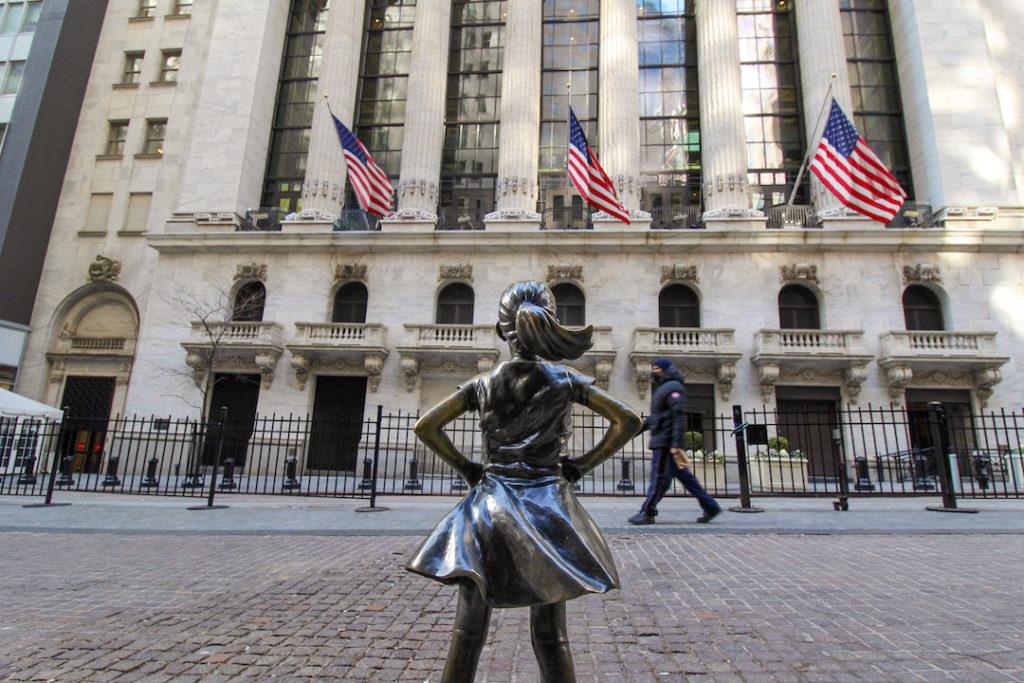 Statue Fearless Girl devant la Bourse de New York