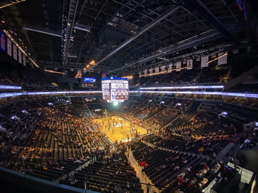 Intérieur du Barclays Center lors d'un match NBA des Nets à New York