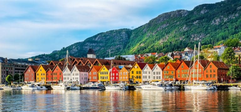 Vue sur les maisons colorées depuis le fjord de Bergen, Norvège