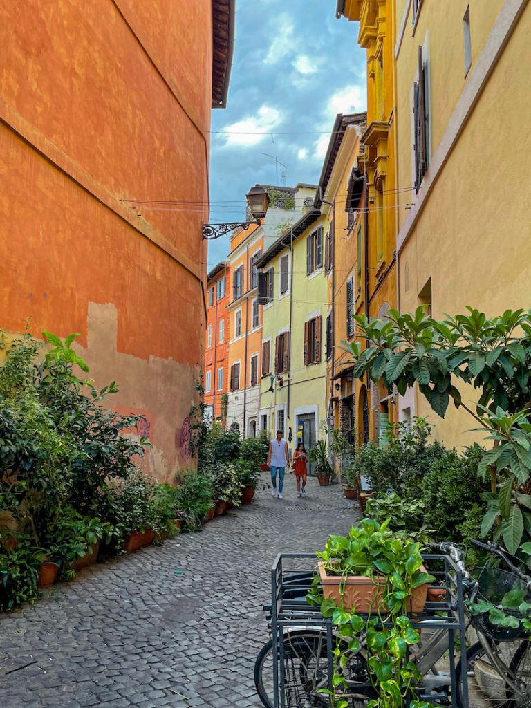 Rue colorée du Trastevere à Rome