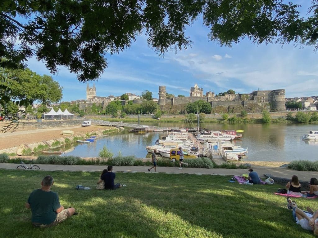 Vue sur le chateau d'Angers depuis le quai de la Savatte à Angers