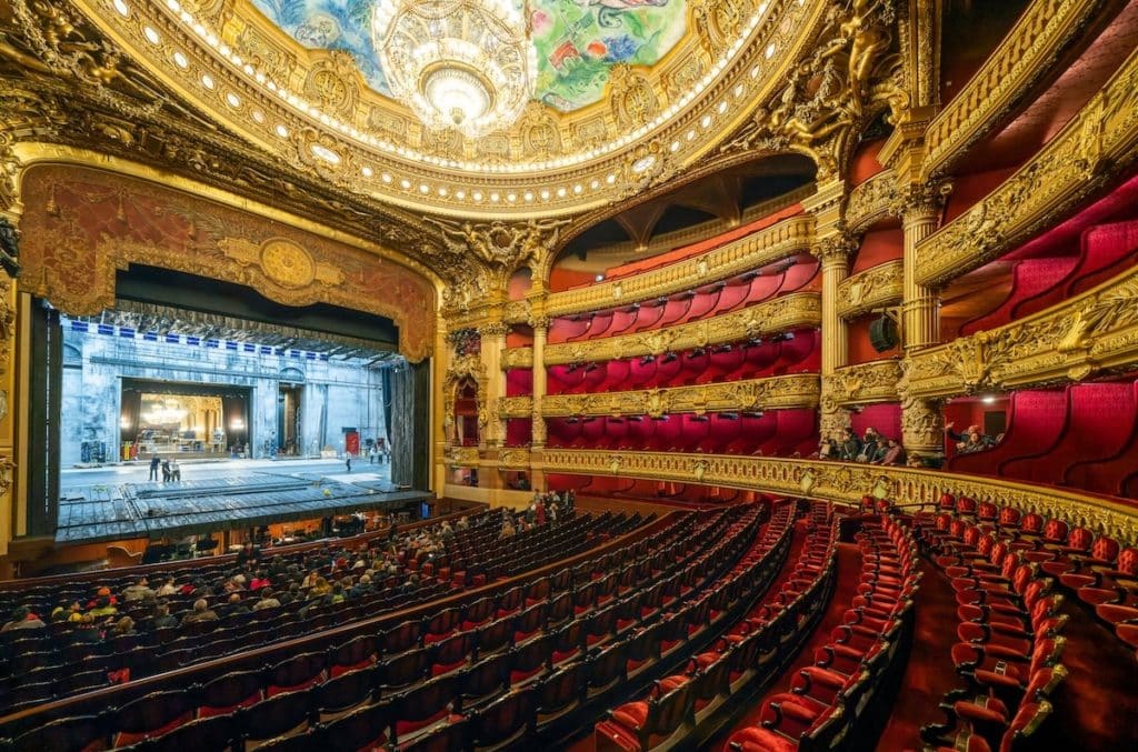 Vue de la salle intérieure de l'Opéra Garnier à Paris